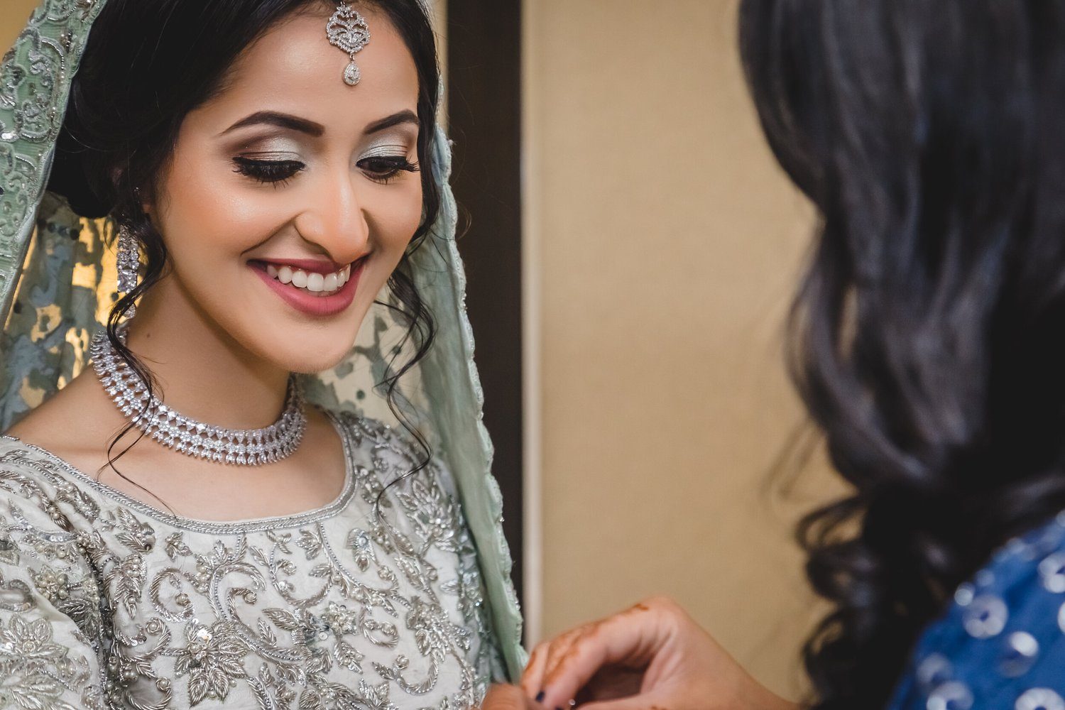 Maliha Khan working on a bride during a hands-on session